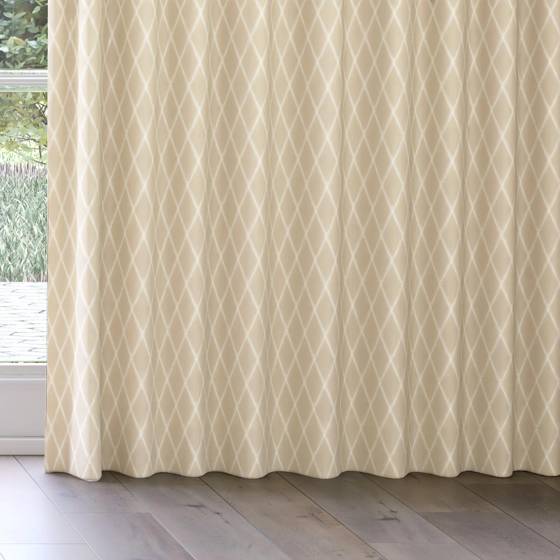 Bottom view of Pantheon Birch, on curtain rail