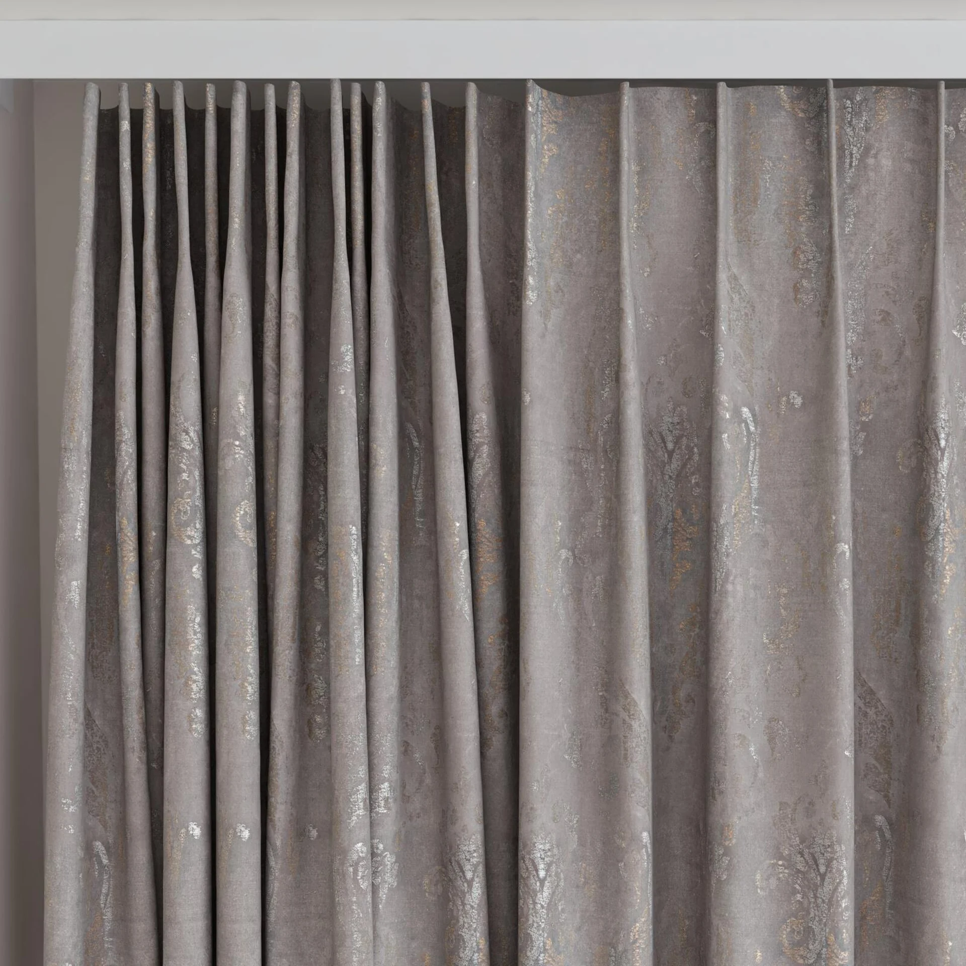 Top view of Congress Emperor, on curtain rail
