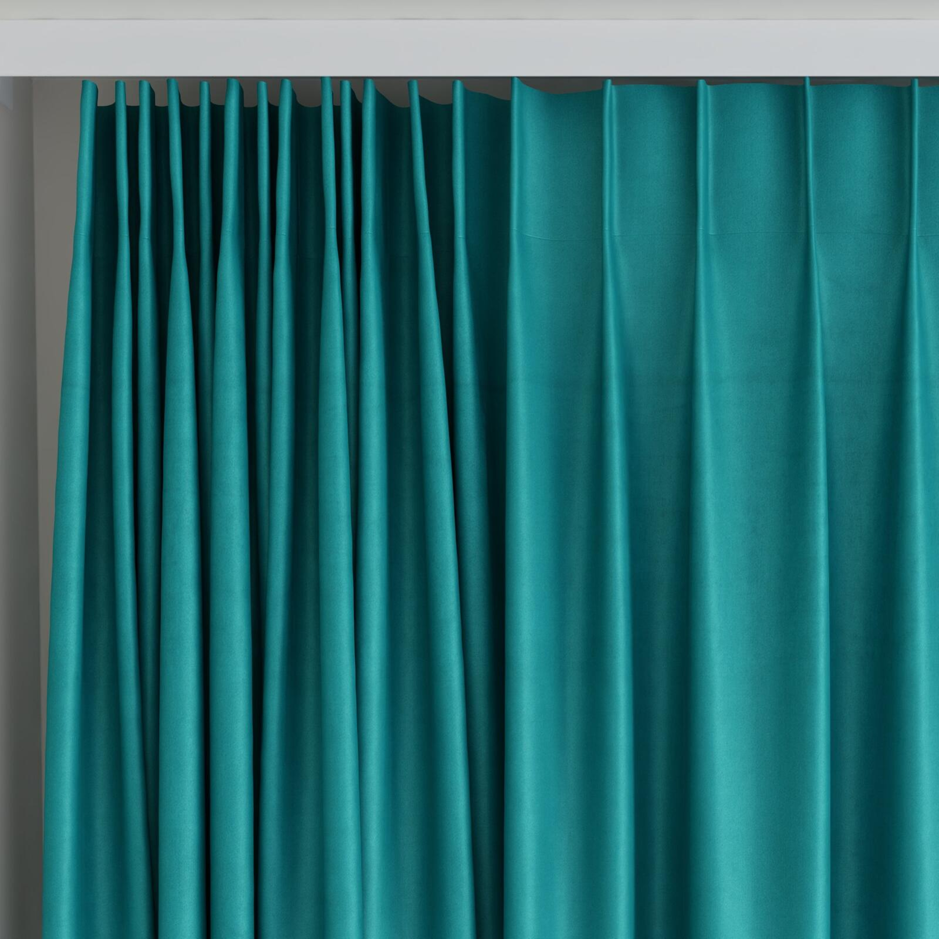 Top view of Warlock Jade, on curtain rail