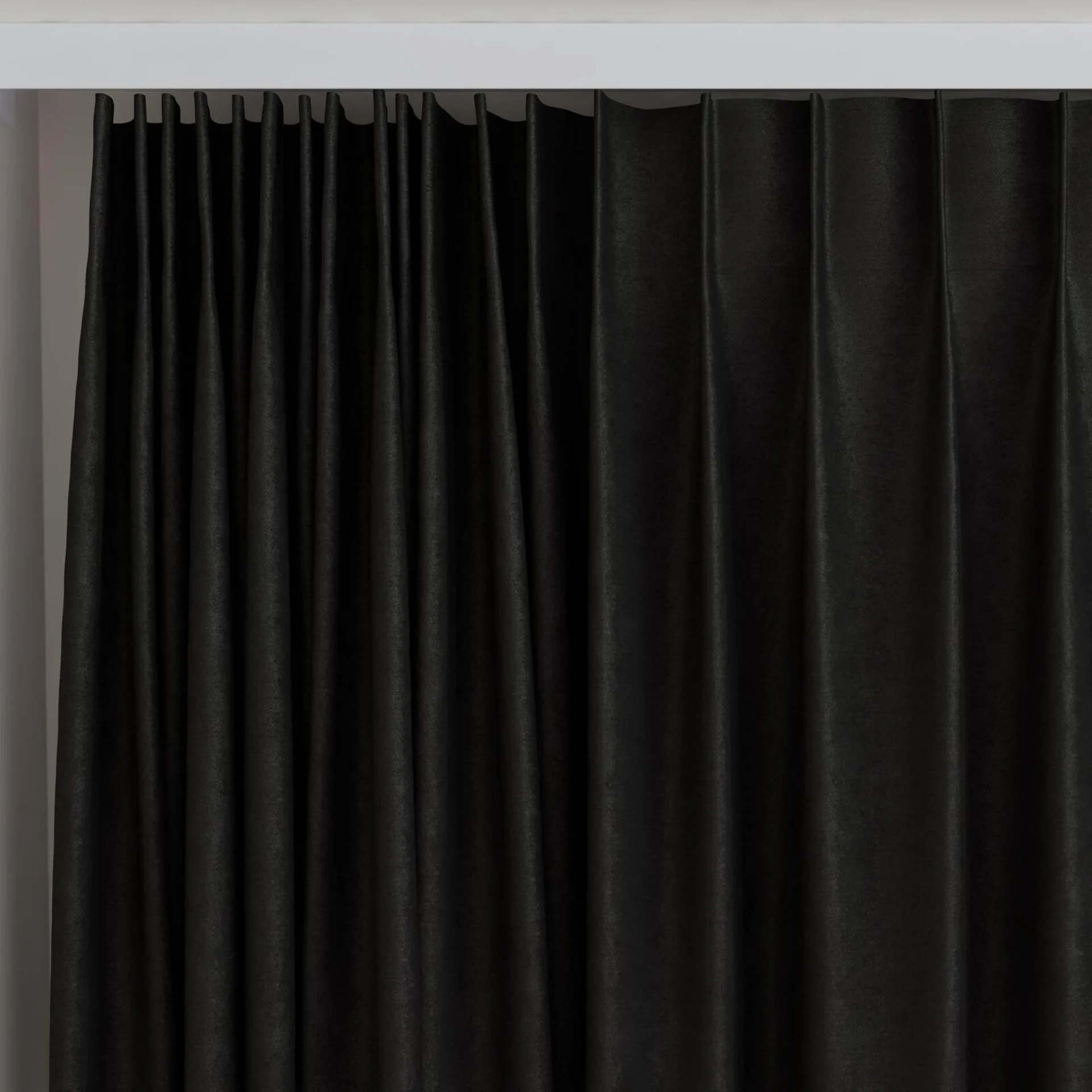 Top view of Drama Onyx, on curtain rail