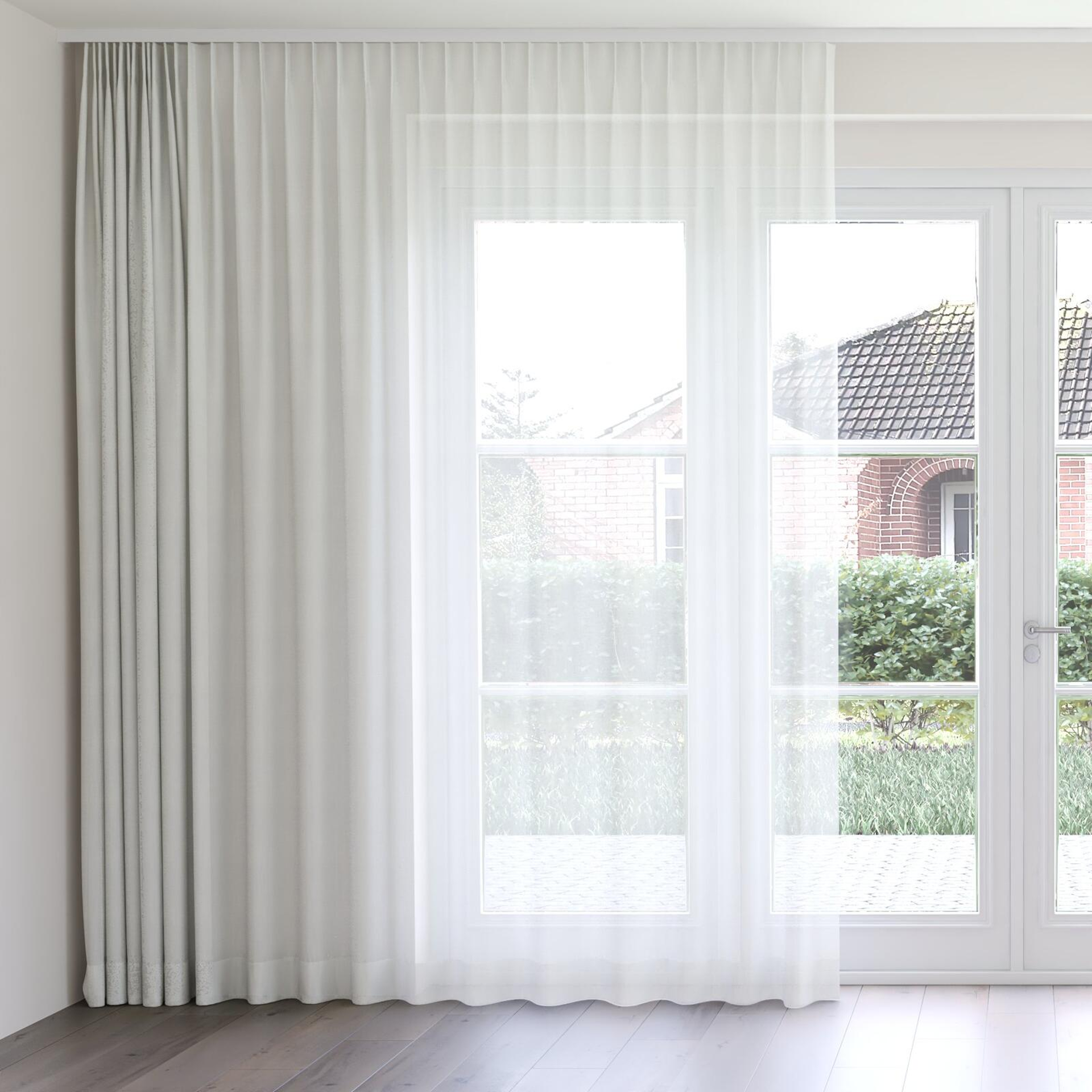 Front view of Gesso Lino Mist, on curtain rail