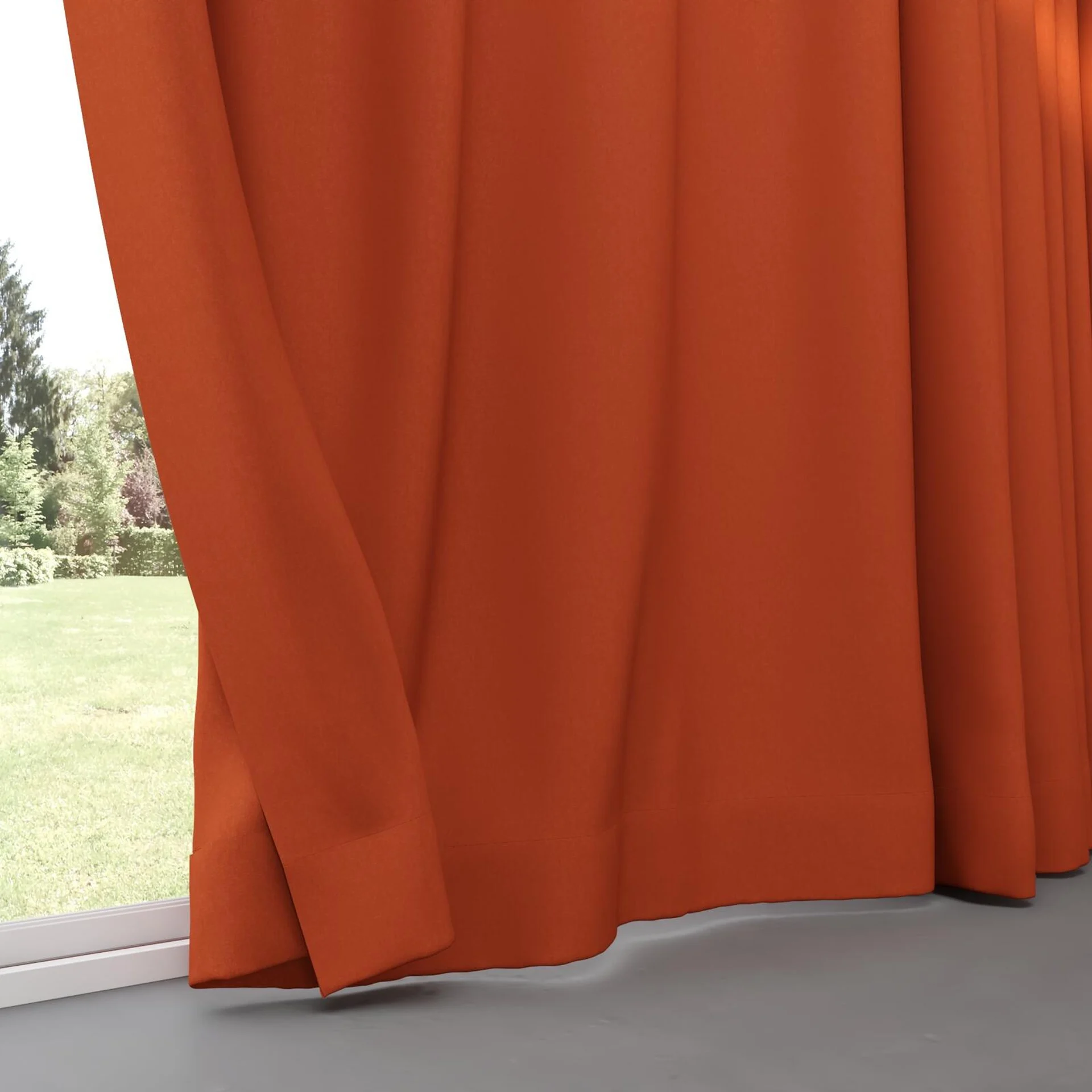 Bottom view of Luxo Spice, pinch pleat