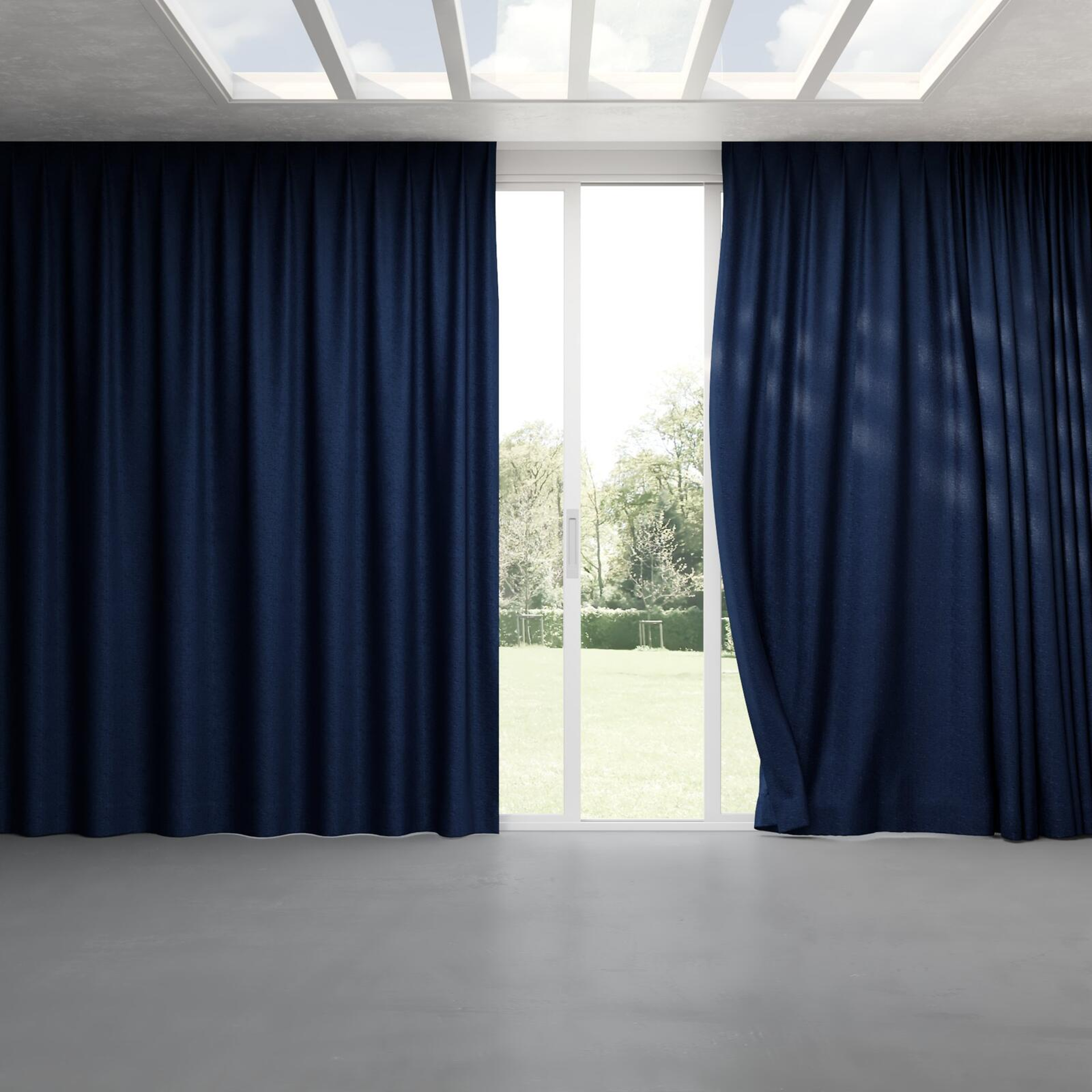 Full view of Monsieur Ocean, pinch pleat