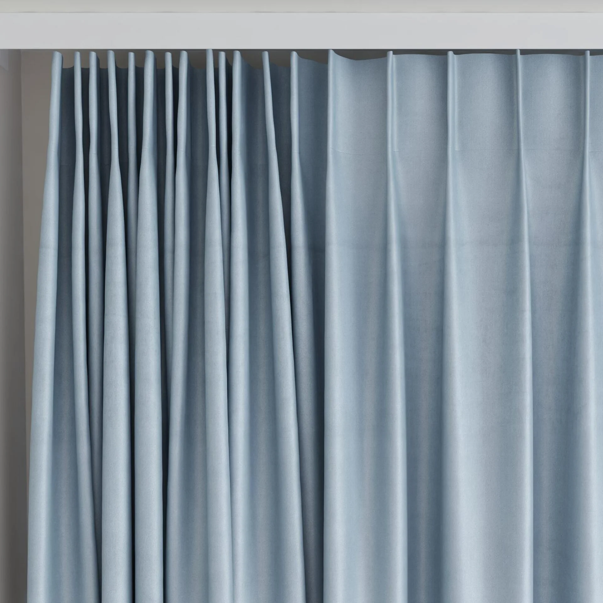 Top view of Warlock Sky, on curtain rail
