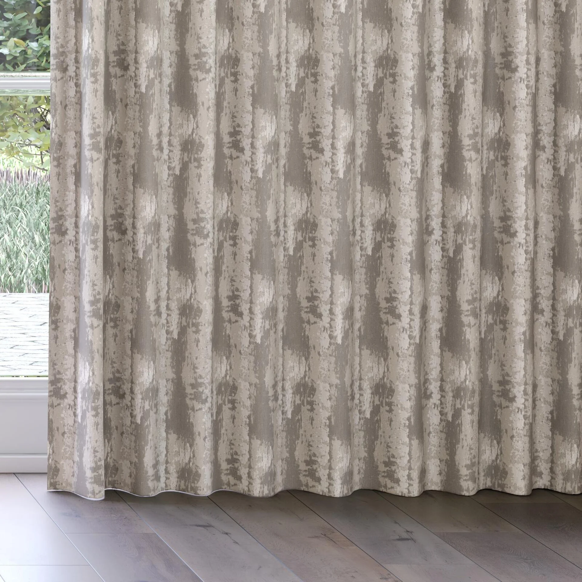 Bottom view of Lassen Sterling, on curtain rail