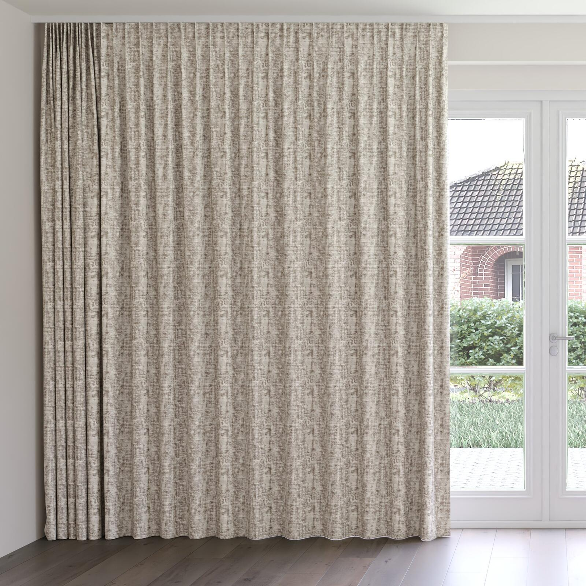 Front view of Member Fresco, on curtain rail