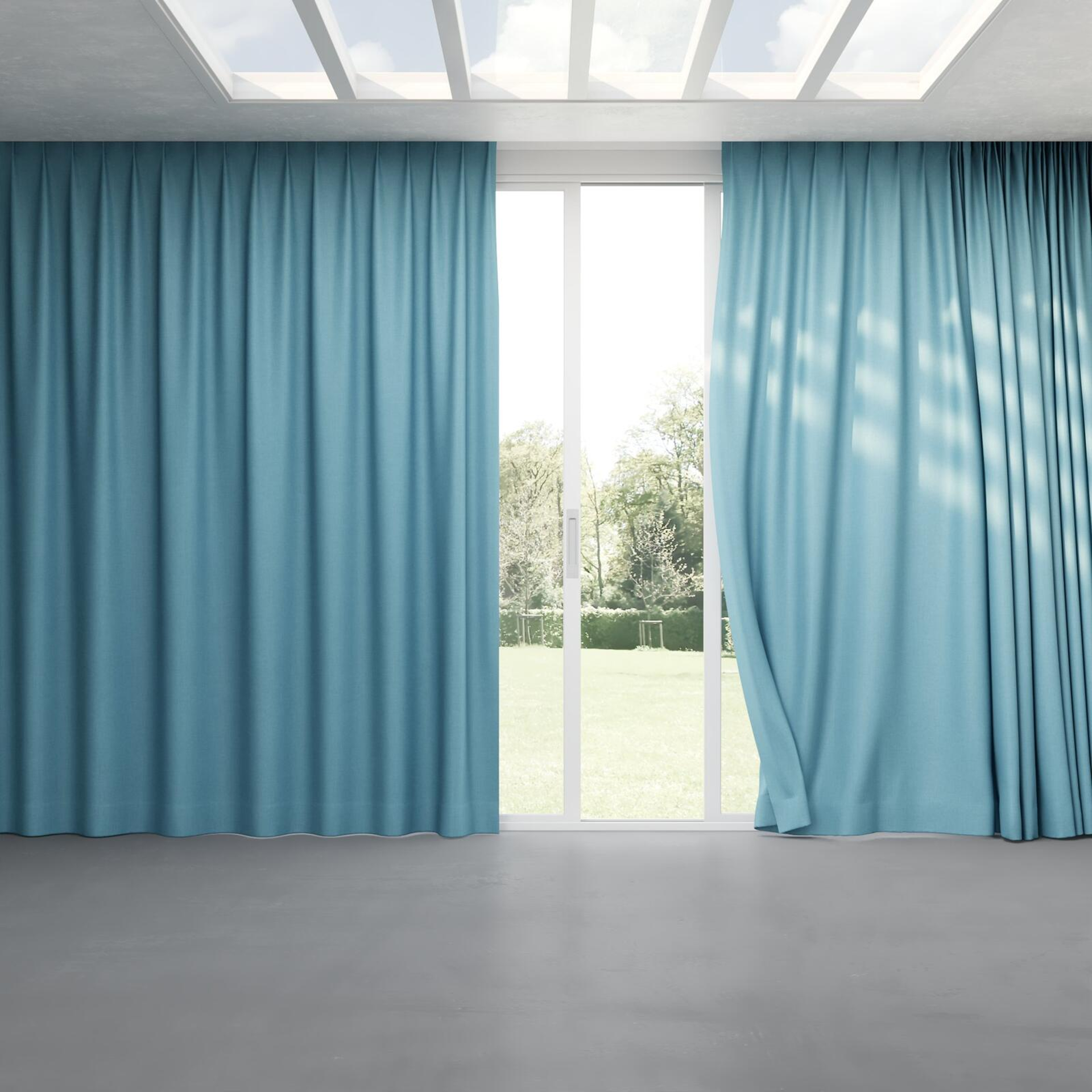 Full view of Cushy Niagara, pinch pleat