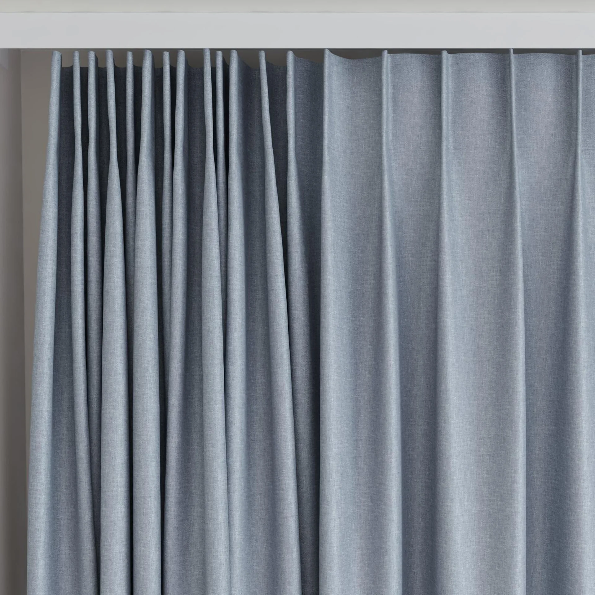 Top view of Naturama Aluminium, on curtain rail