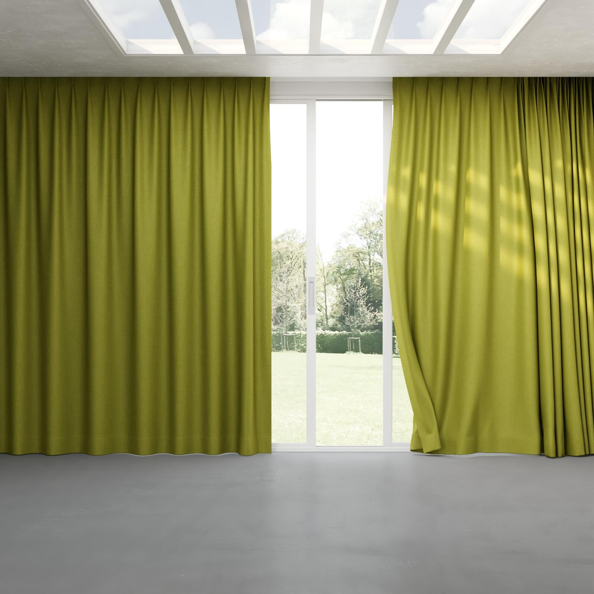 Full view of Perfecto Oasis, pinch pleat