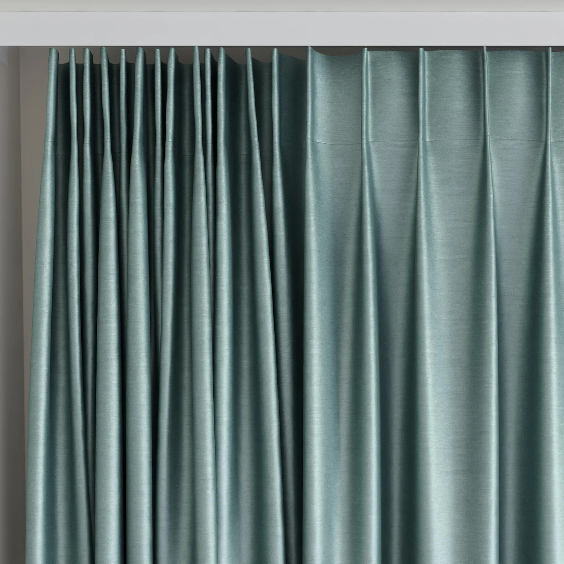 Top view of Mont Blanc Aqua, on curtain rail