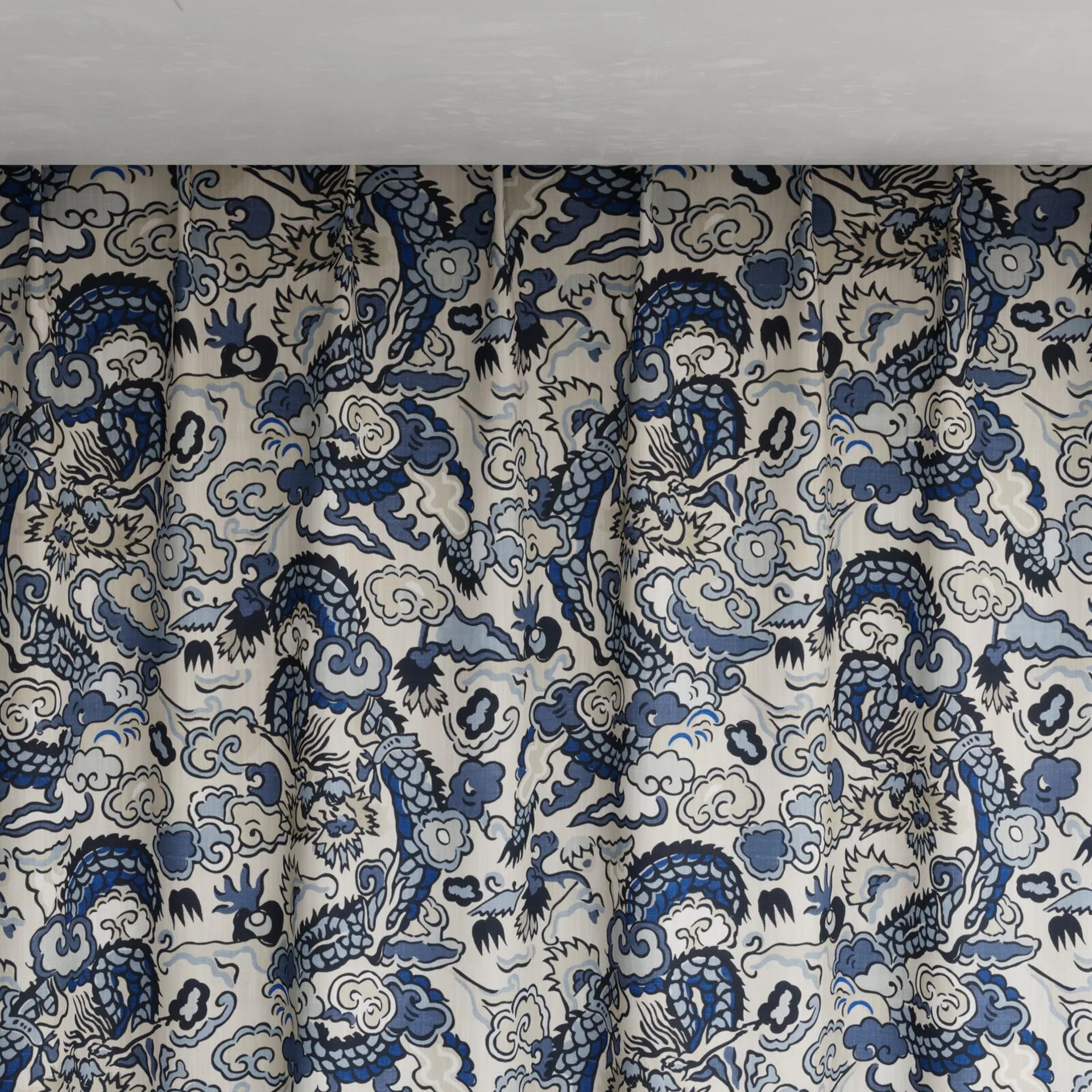 Top view of Komodo Dragon Porcelain, pinch pleat