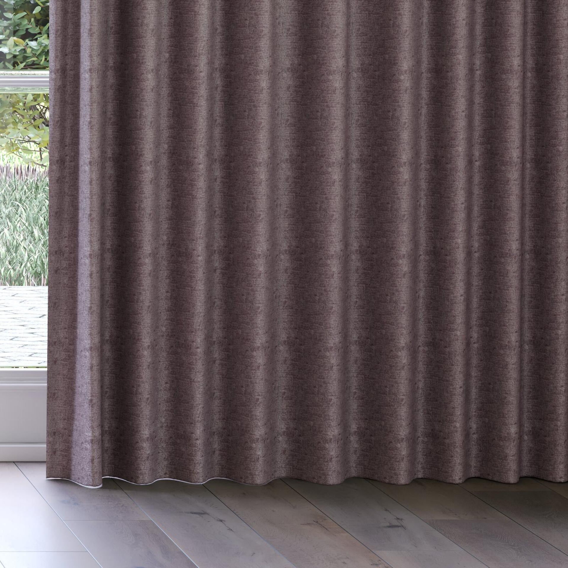 Bottom view of Monsieur Griffin, on curtain rail