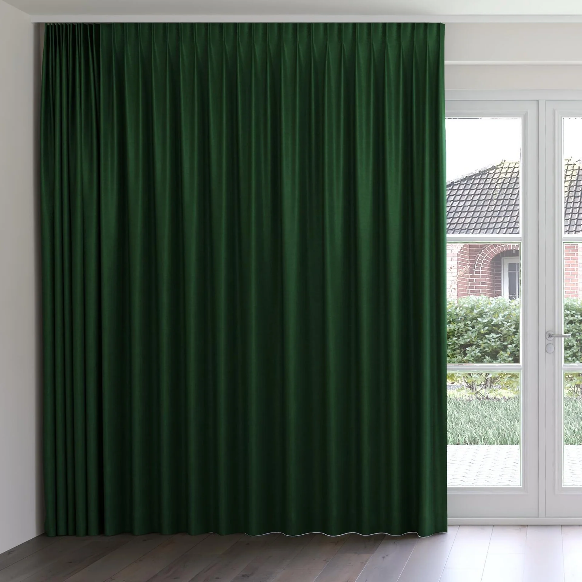 Front view of Drama Ivy, on curtain rail