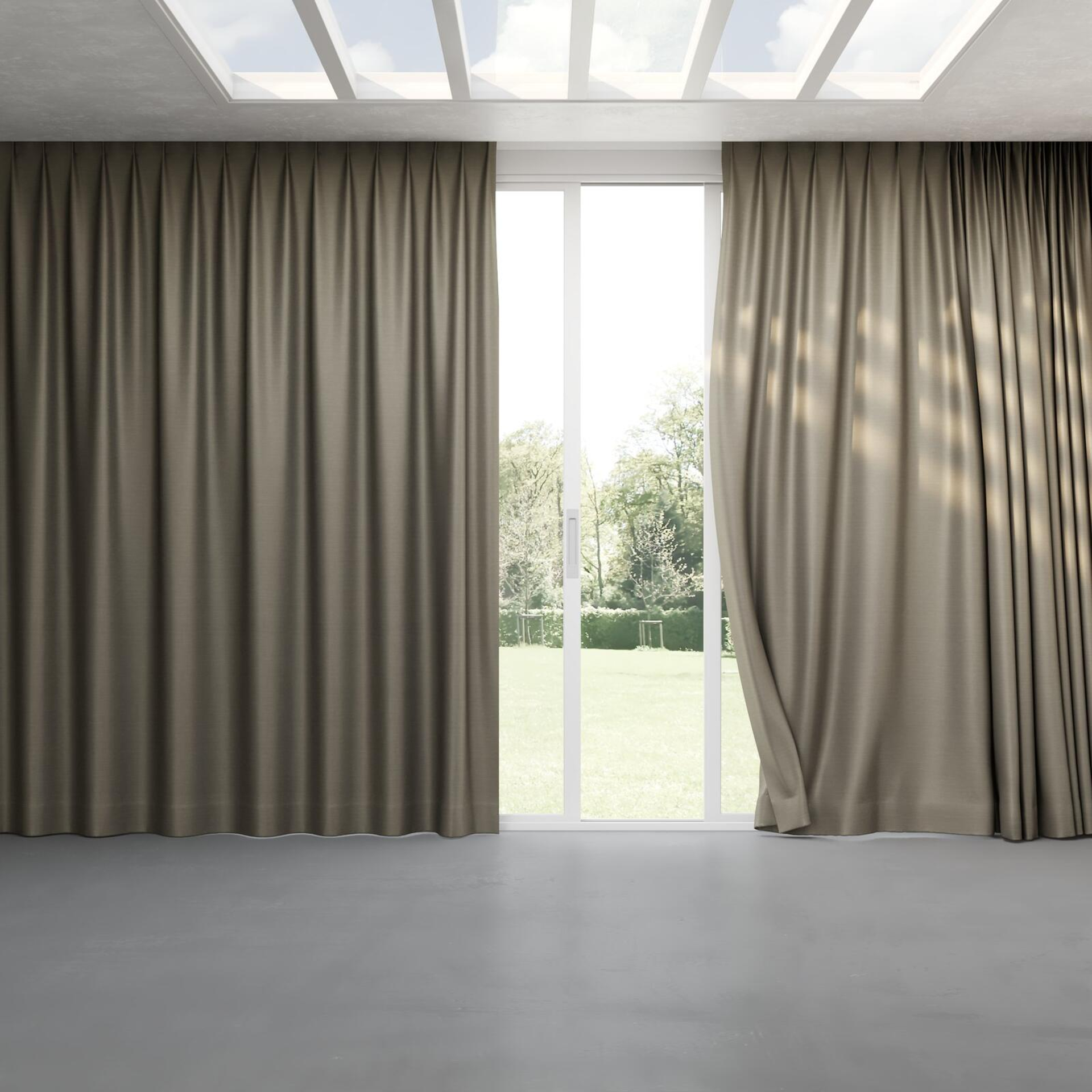 Full view of Silky Falcon, pinch pleat
