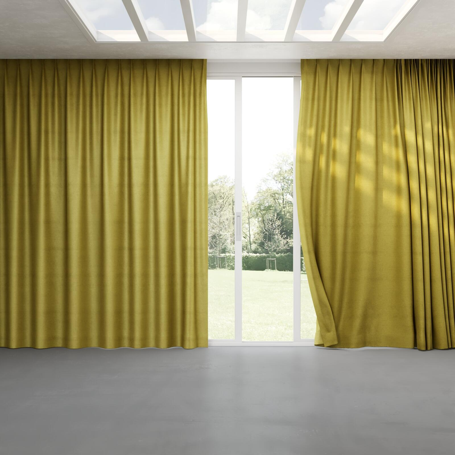 Full view of Baron Moss, pinch pleat