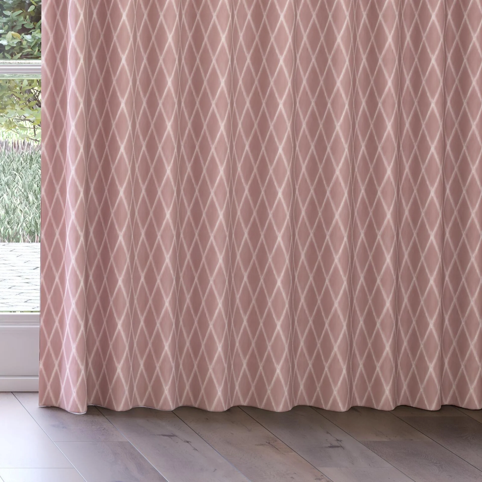Bottom view of Pantheon Sugar, on curtain rail