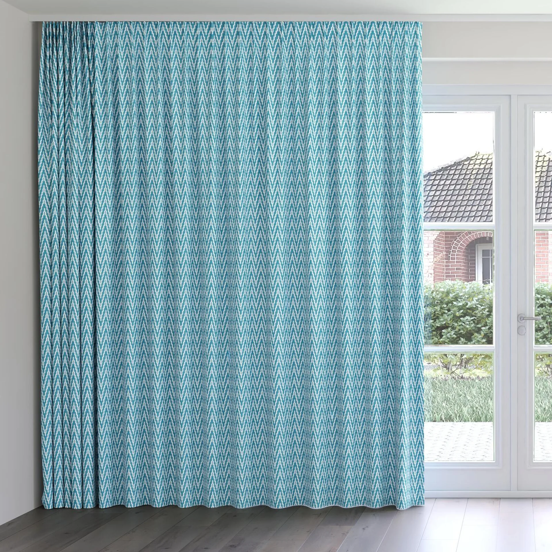 Front view of Running Hydro, on curtain rail