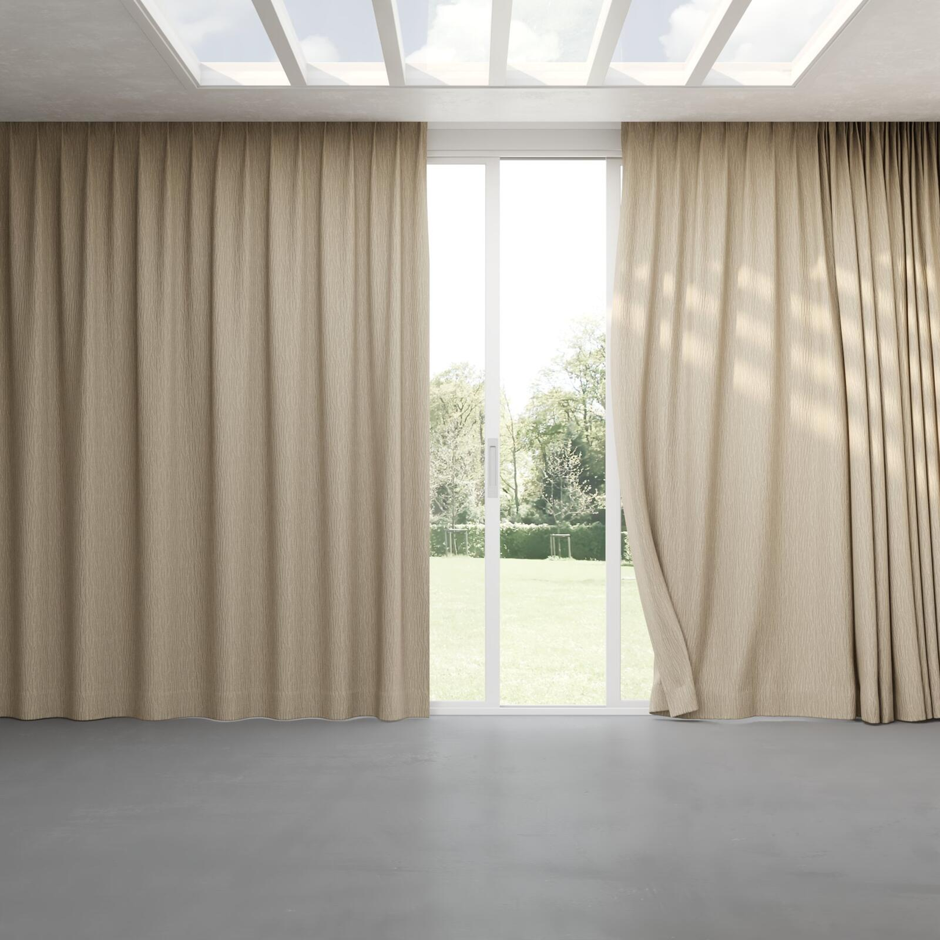 Full view of Sandrift Raffia, pinch pleat