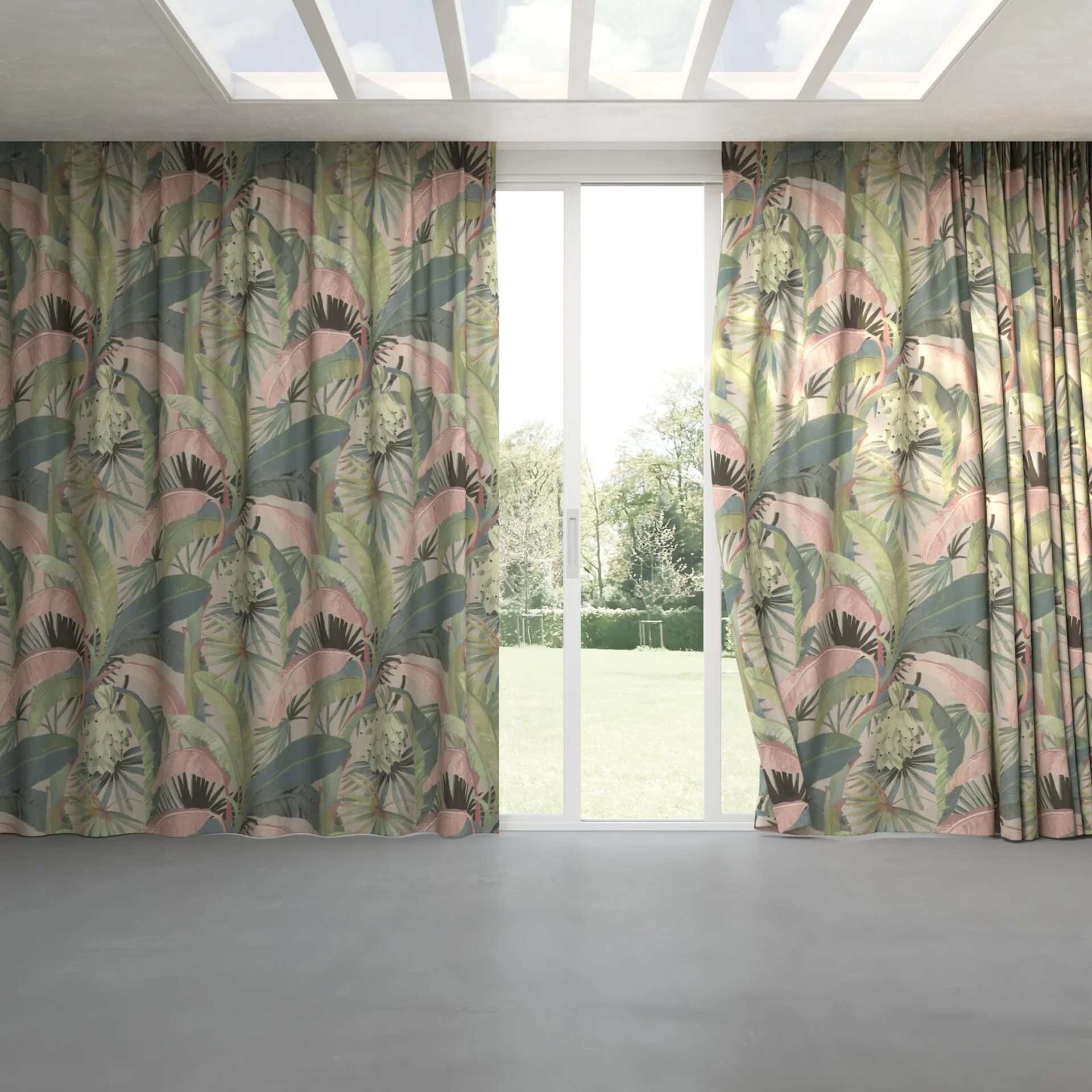 Full view of La Palma Hollywood, pinch pleat