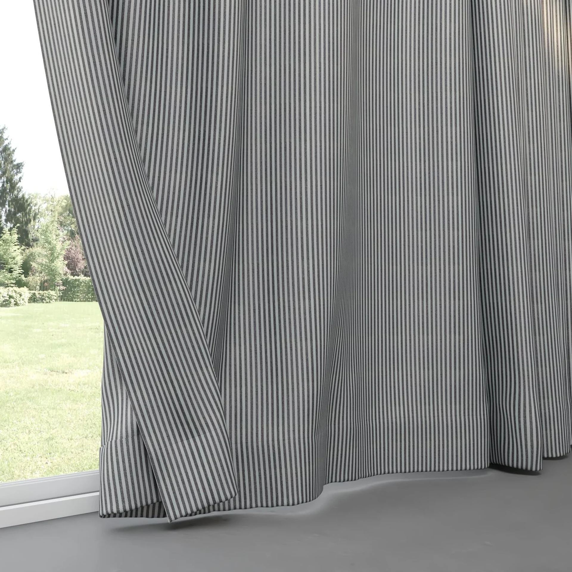 Bottom view of Nodulous Titanium, pinch pleat