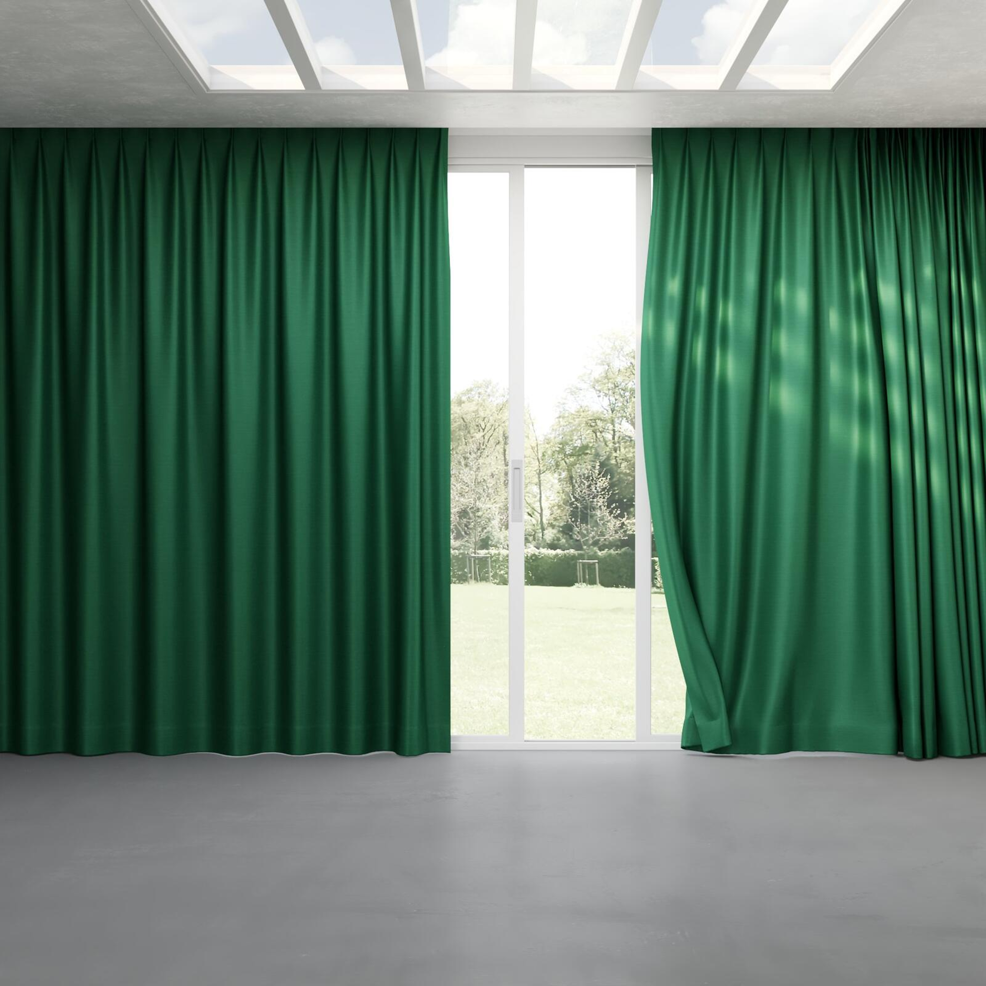 Full view of Silky Ivy, pinch pleat