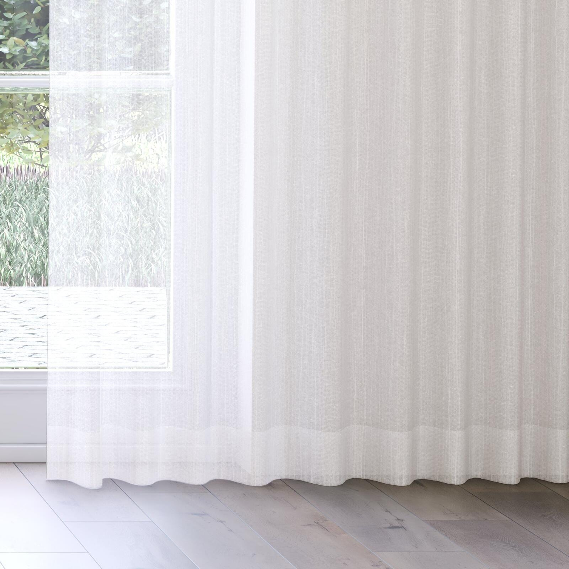 Bottom view of Sonata Ice, on curtain rail