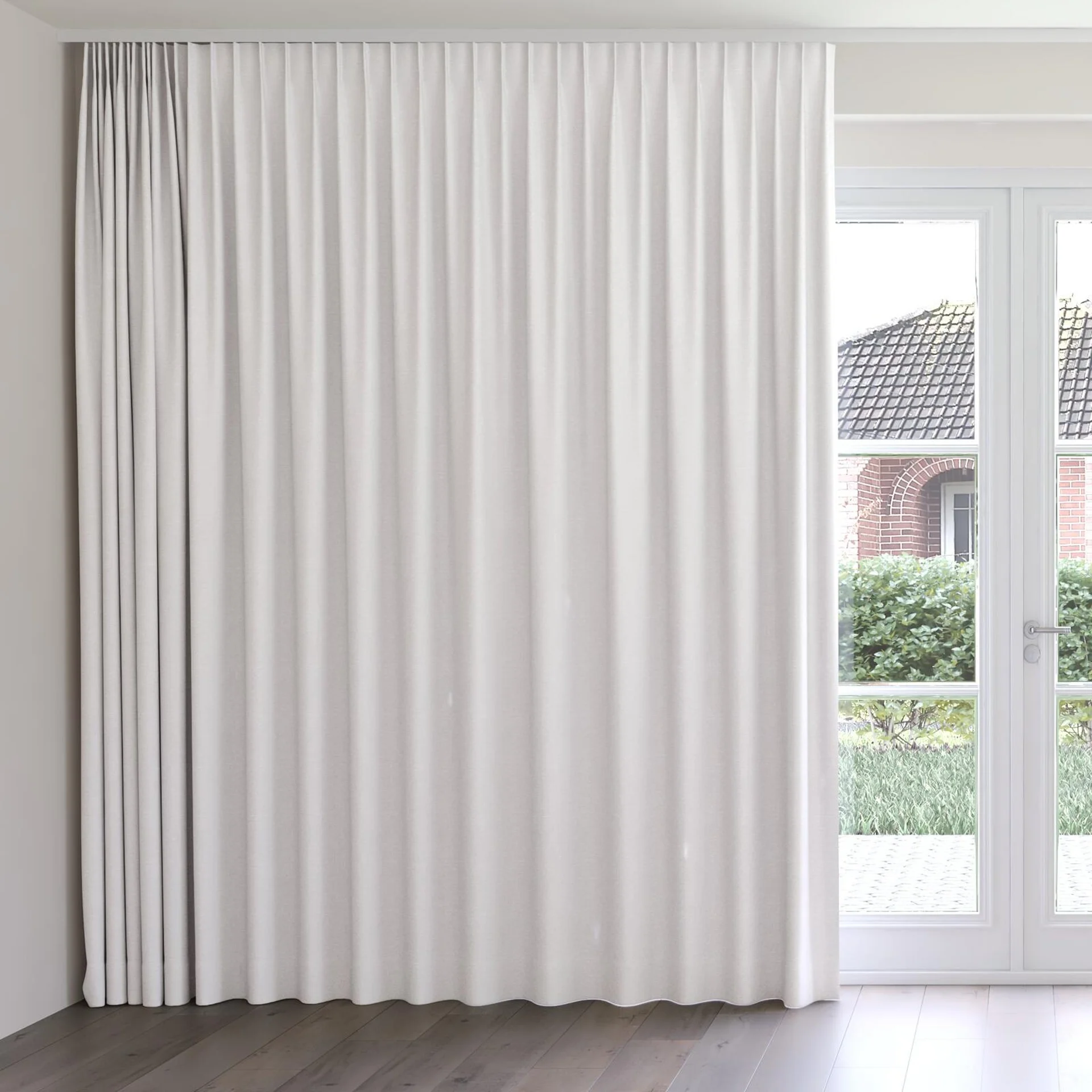 Front view of Maharaja II Blanc, on curtain rail