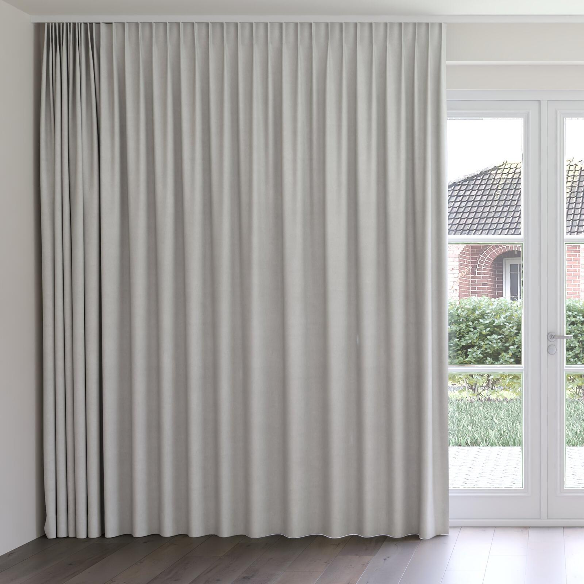 Front view of Lech Mist, on curtain rail