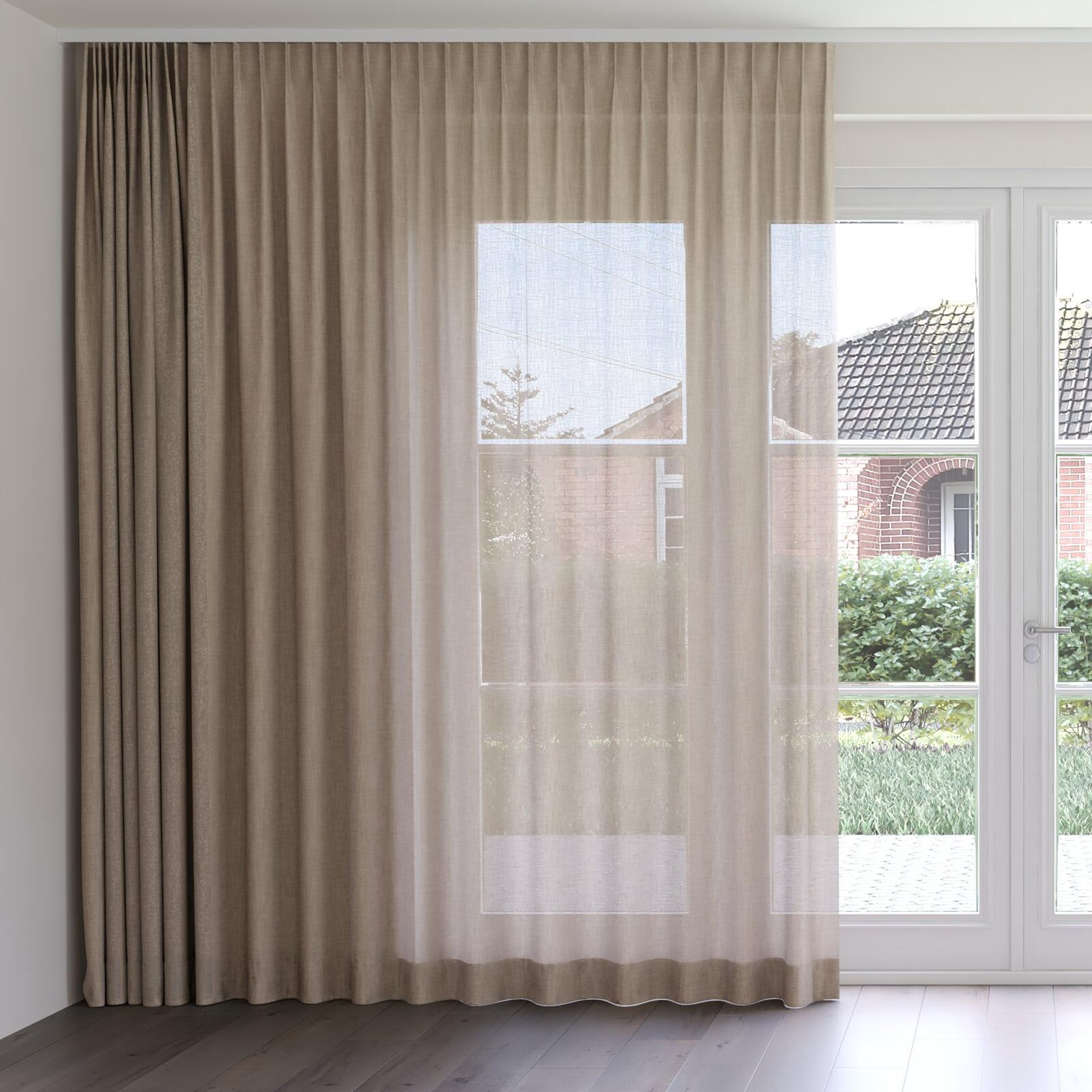 Front view of Motion Partridge, on curtain rail