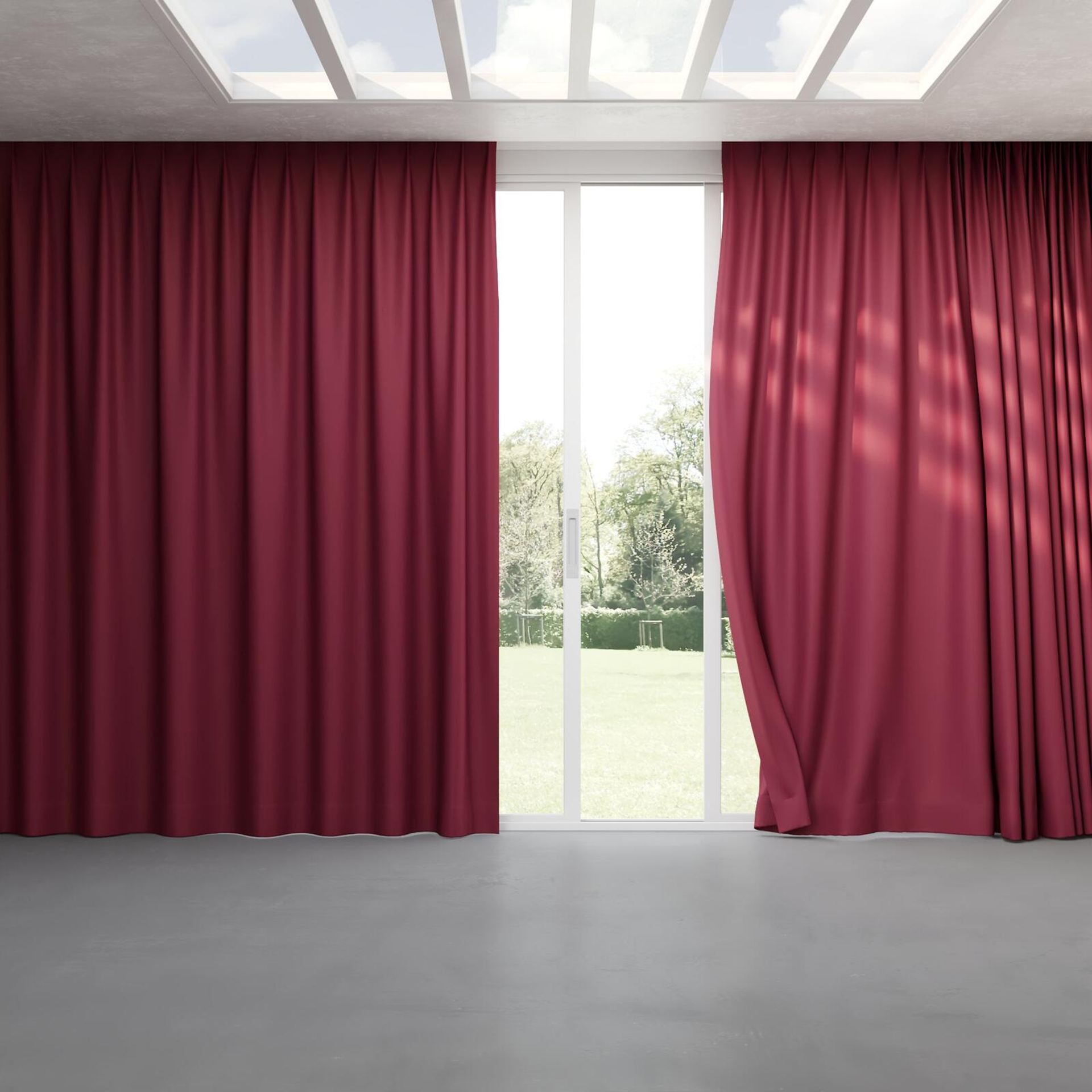 Full view of Ultra Dim Port, pinch pleat