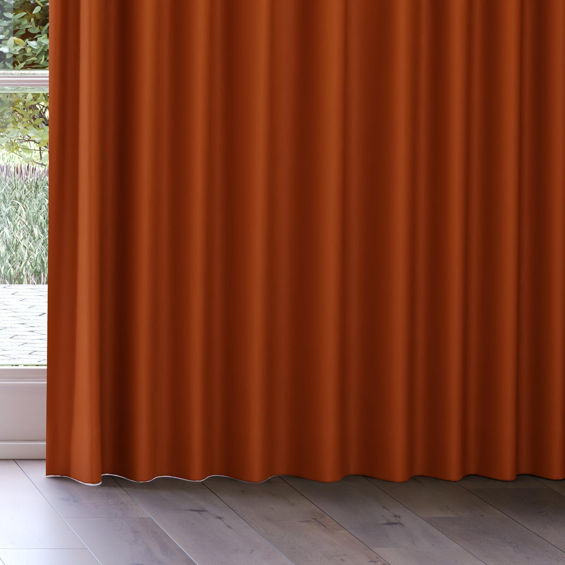 Bottom view of Vela Paprika, on curtain rail